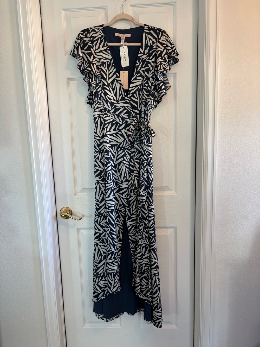 NWT HUTCH ZURI WRAP DRESS MEDIUM FLUTTER SLEEVE NAVY WHITE LEAF LINED